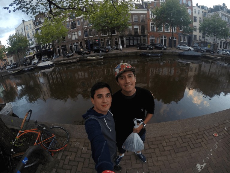Caminar junto a los canales de Ámsterdam, Holanda
