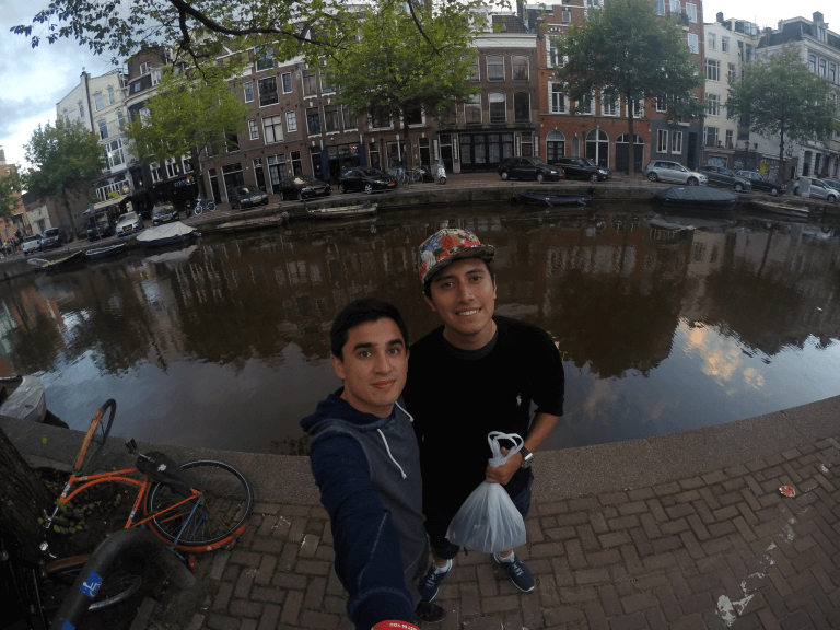 Caminar junto a los canales de Ámsterdam, Holanda