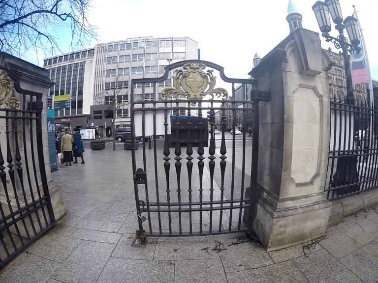 Entrada al Ayuntamiento de Belfast