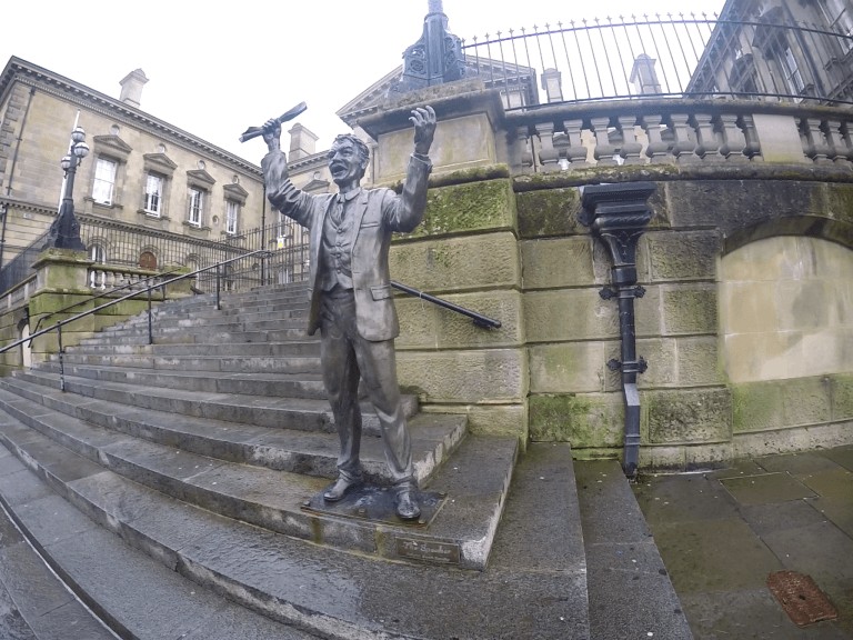 The Speaker, estatua
