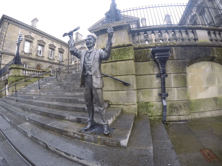 The Speaker, estatua