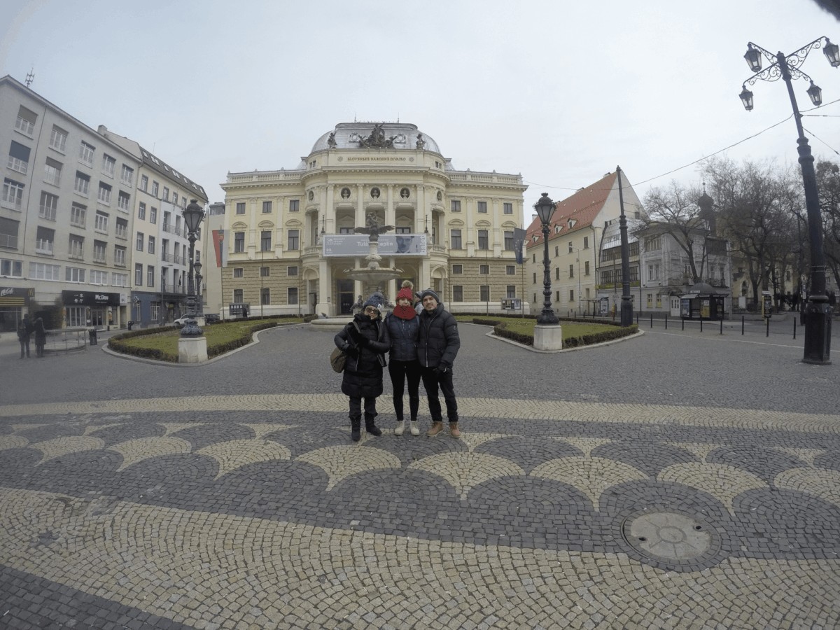 Caminando por el centro de la ciudad de Bratislava, Capital de Eslovaquia