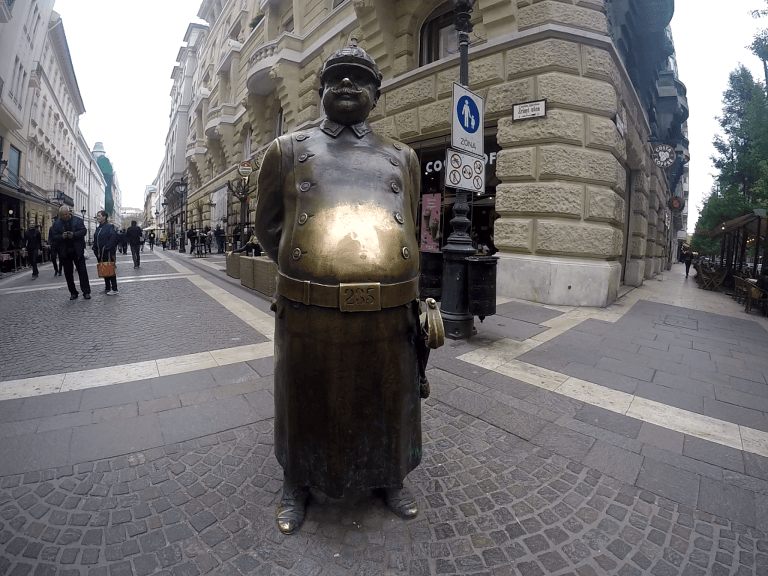 Estatua del policia gordo, Budapest
