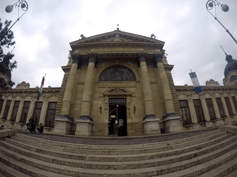 Caminar por las calles de Budapest