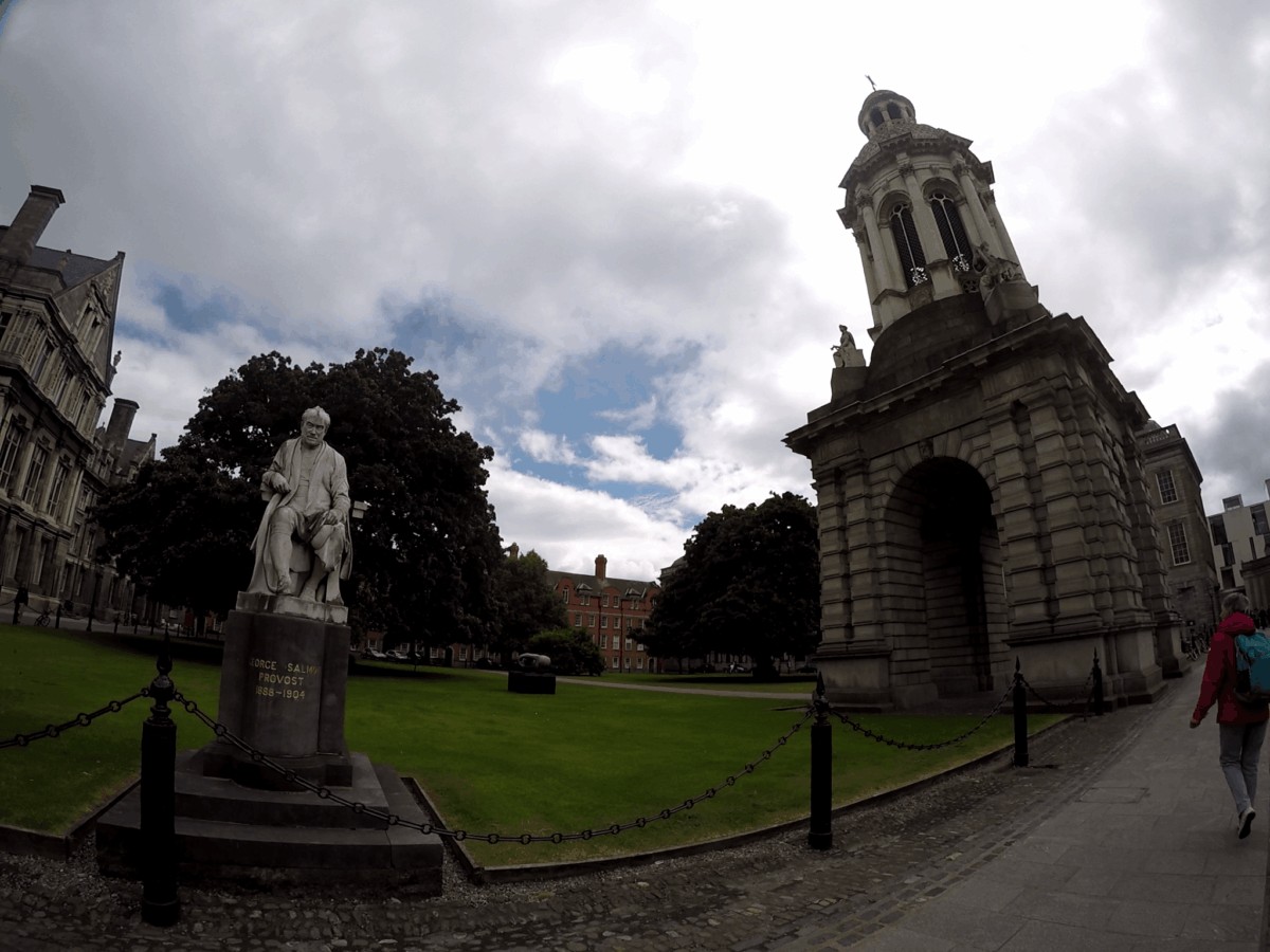 Estatua en Trinity College, Irlanda
