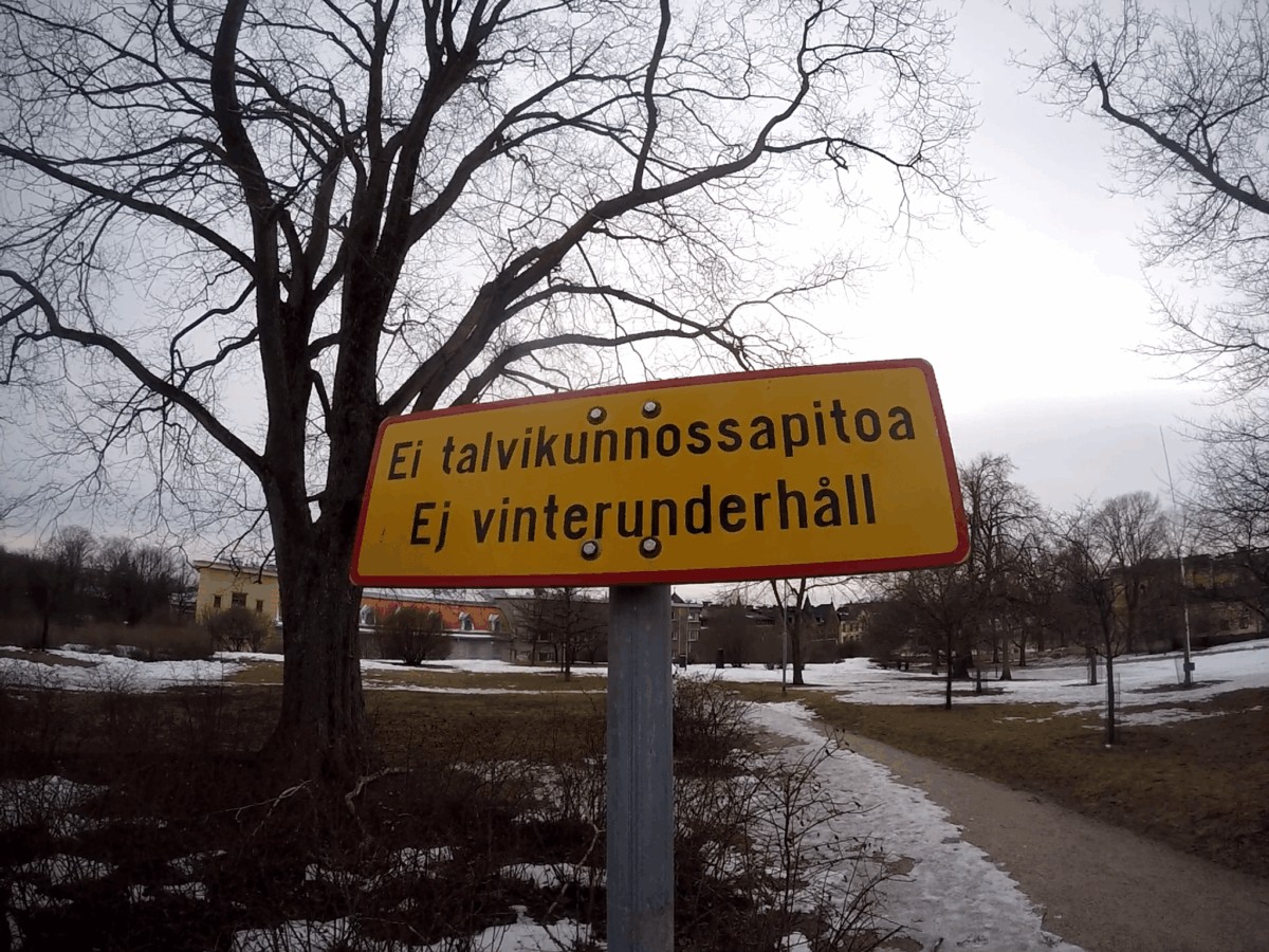 Señales en dos idiomas Helsink (Finlandés y Sueco)