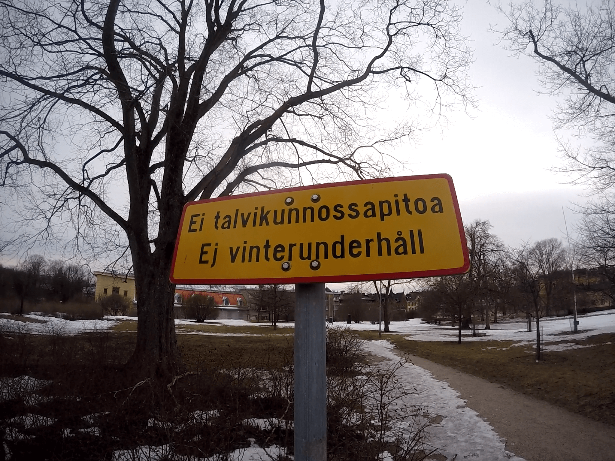Señales en dos idiomas Helsink (Finlandés y Sueco)