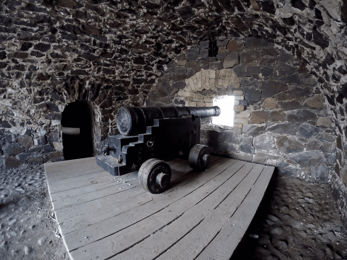Suomenlinna, cañon dentro de la fortaleza