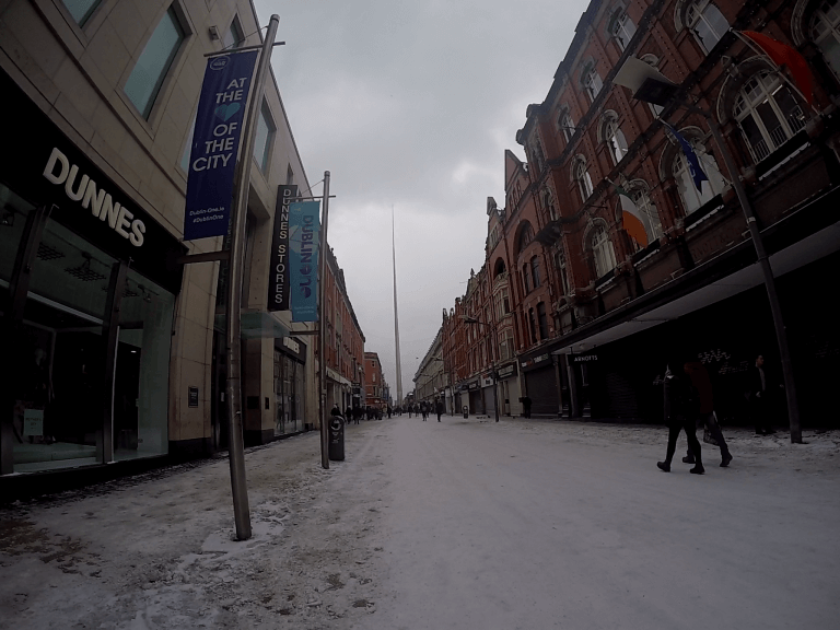Calles de la ciudad de Dublin con nieve