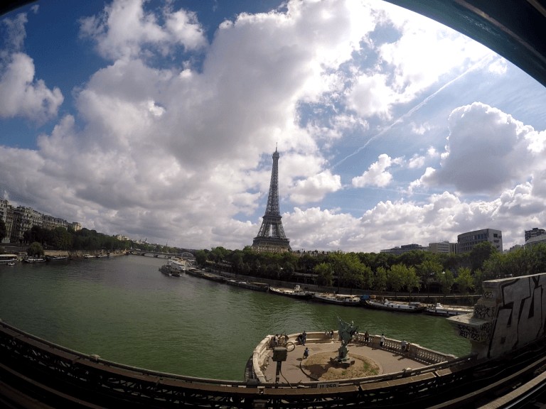 Vistal a la Torre Eiffel y al río Sena
