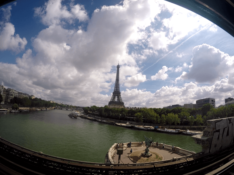 Vistal a la Torre Eiffel y al río Sena