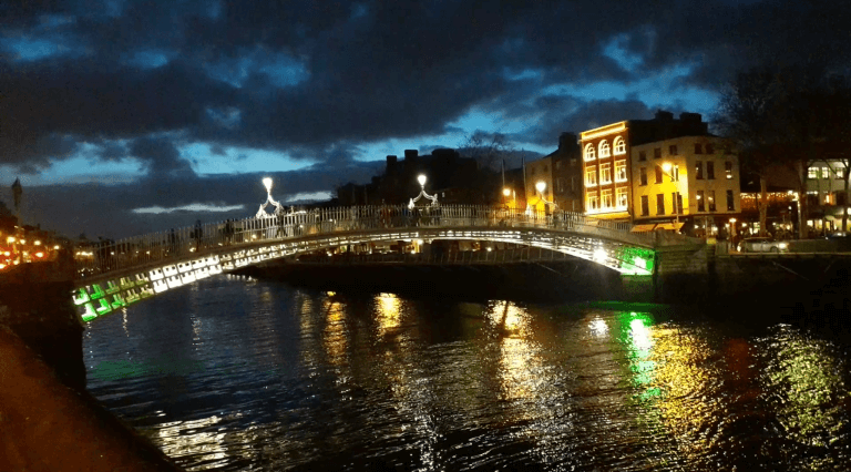 Puente Dublin Iluminado para St patrick's day