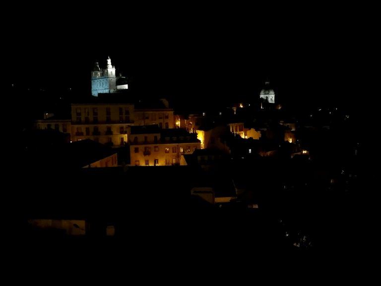 Noche en el Miradouro das Portas do Sol