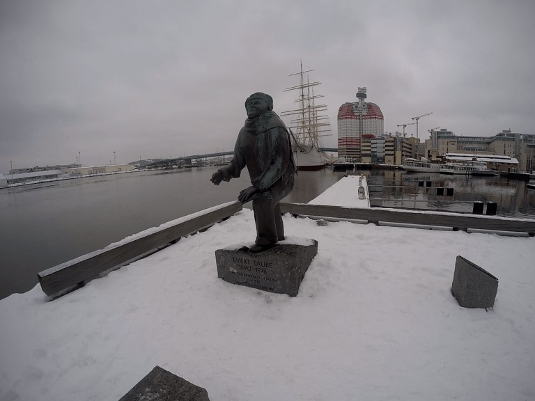 Estatua frente al puerto en invierno