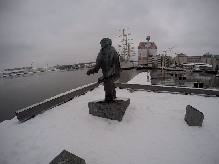 Estatua frente al puerto en invierno
