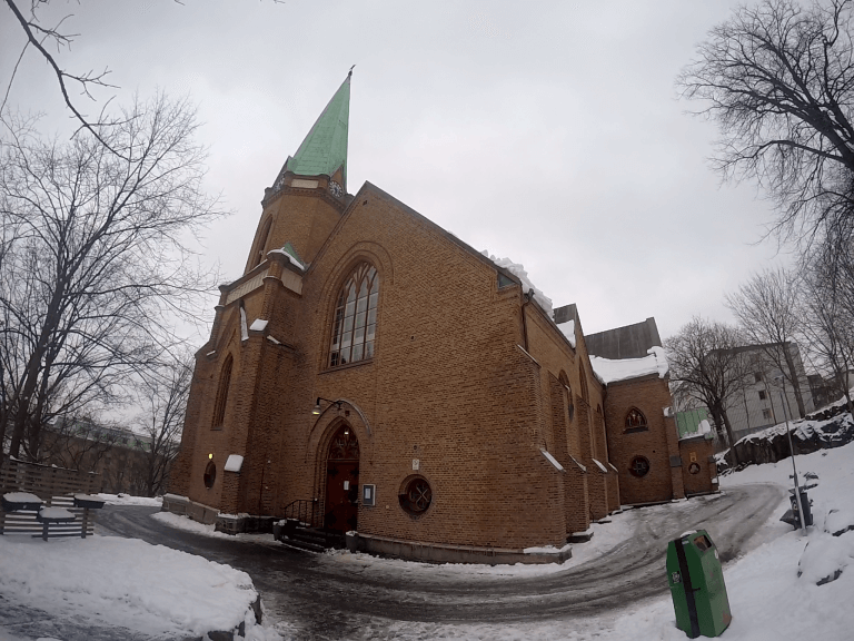 Iglesia de la ciudad en invierno