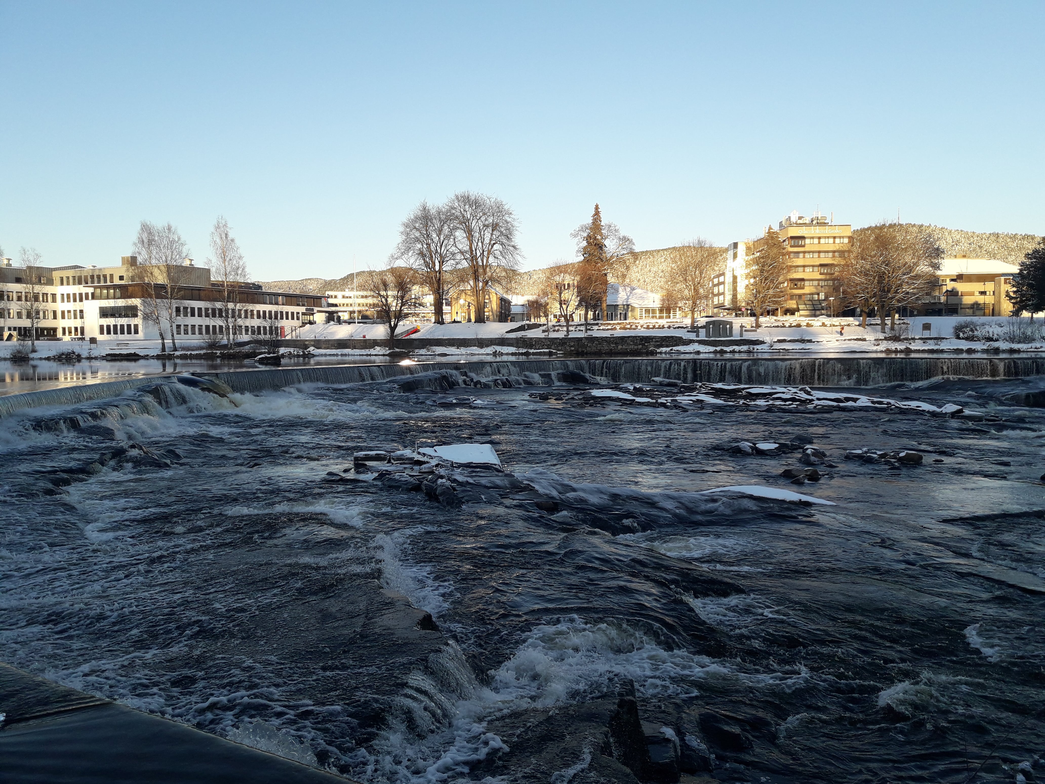 Contemplar el río Numedalslågen