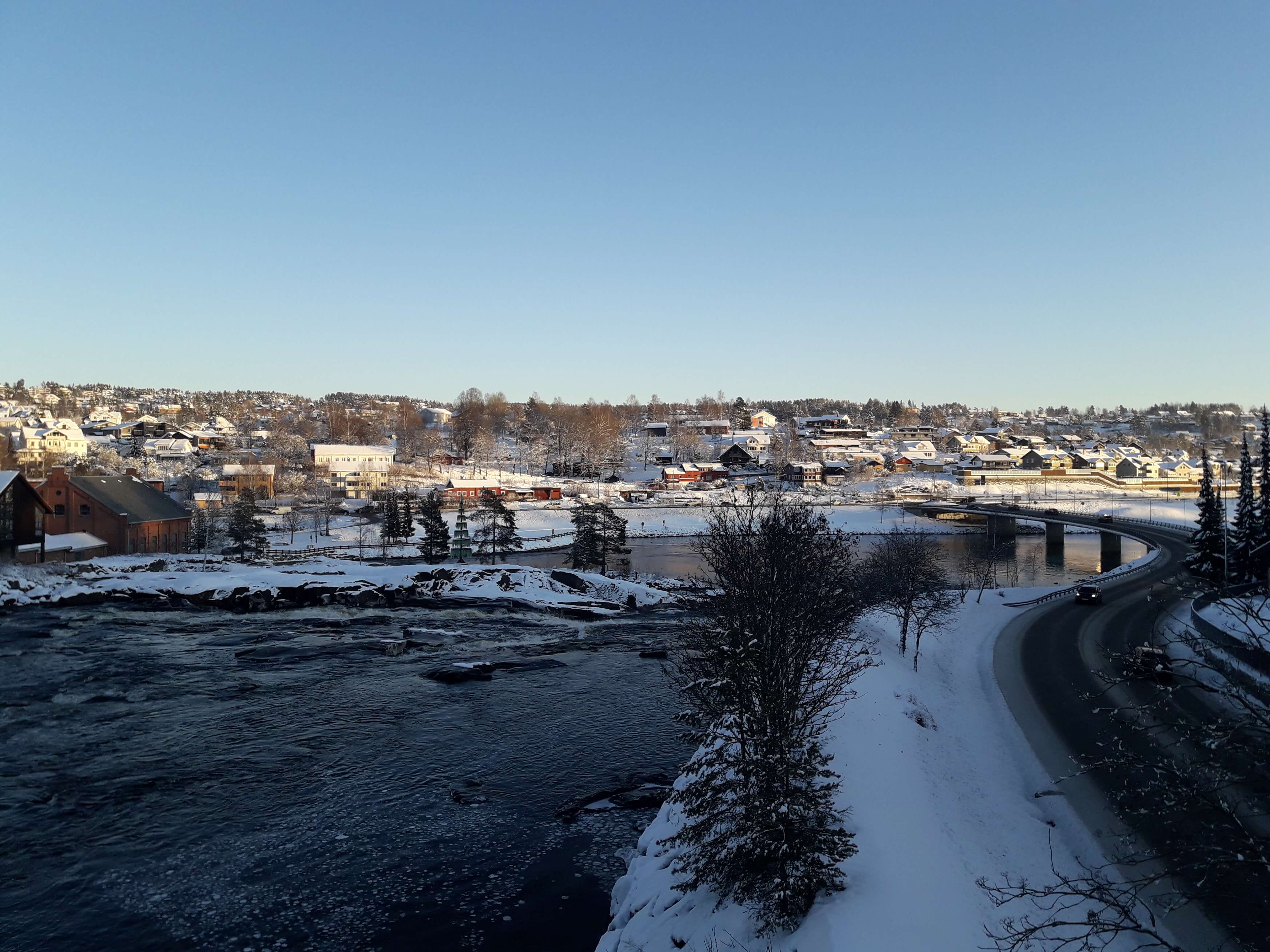 Contemplar el río Numedalslågen
