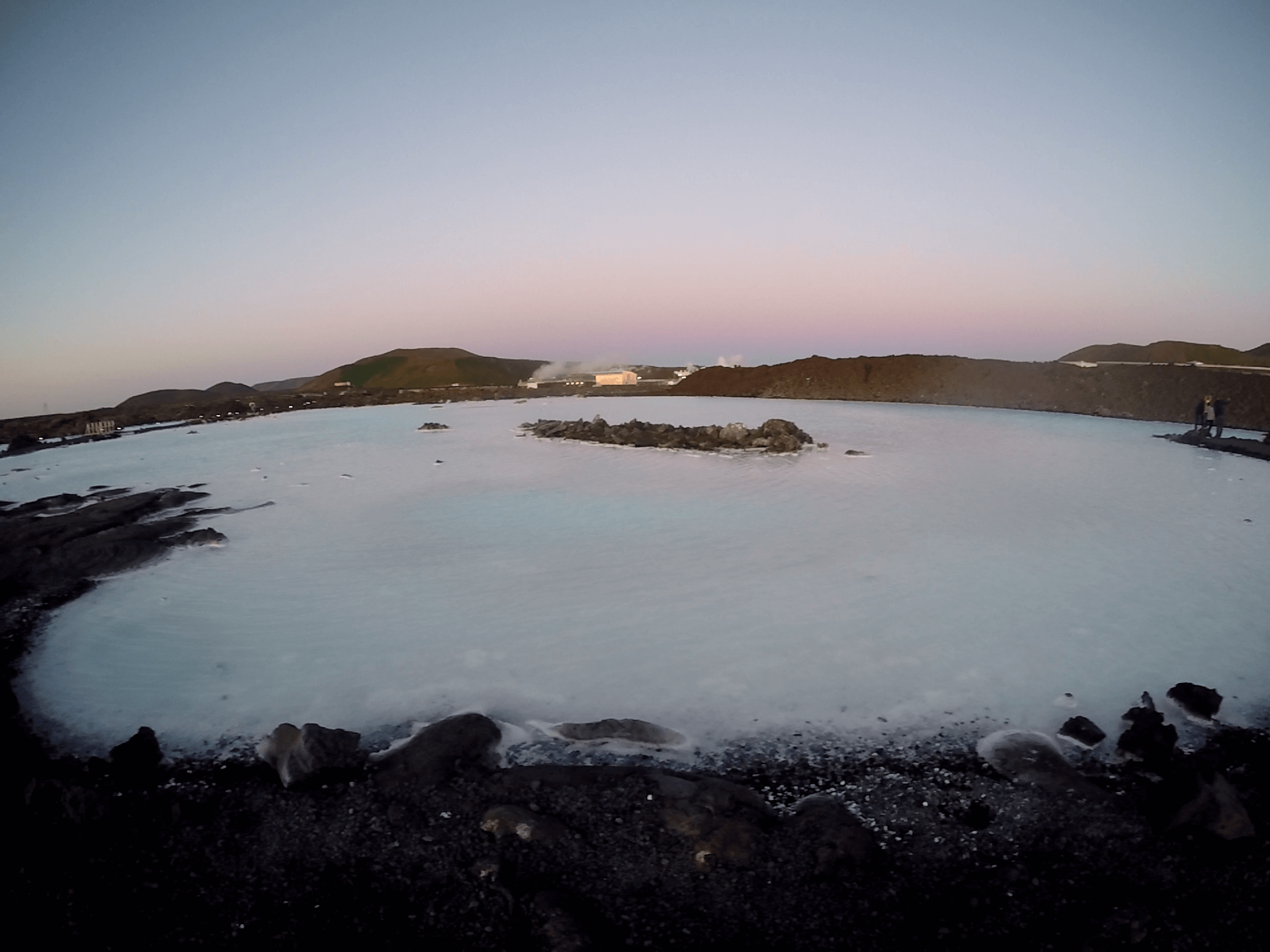 ¿Por qué el color del agua de la Blue Lagoon es azul?