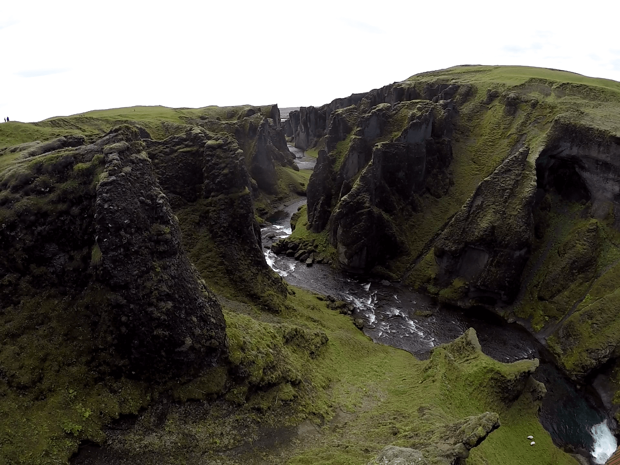 Fjaðrárgljúfur: El Cañón del Sur de Islandia