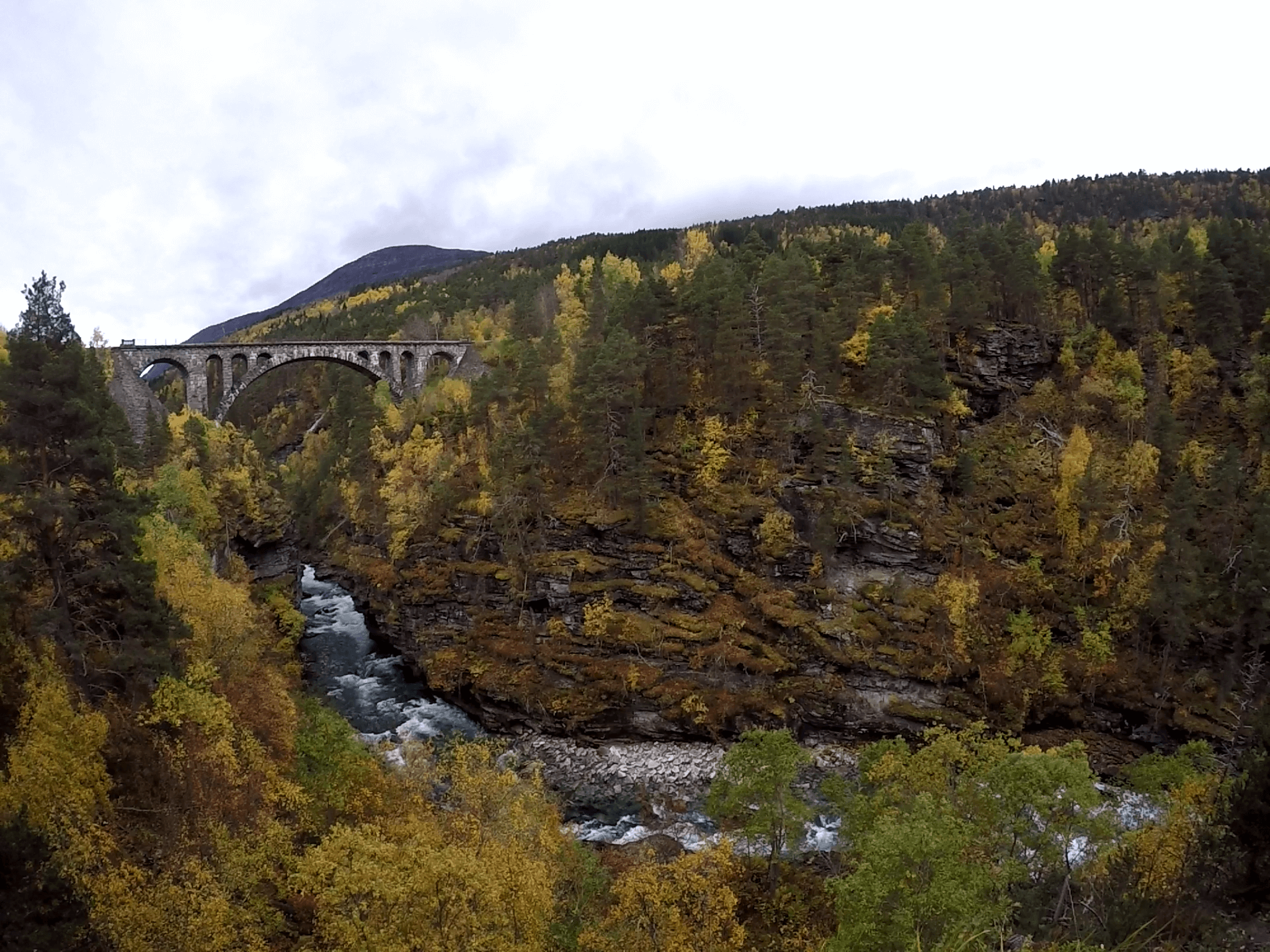 Kyllingbrua: Un Puente de Piedra Impresionante - Noruega