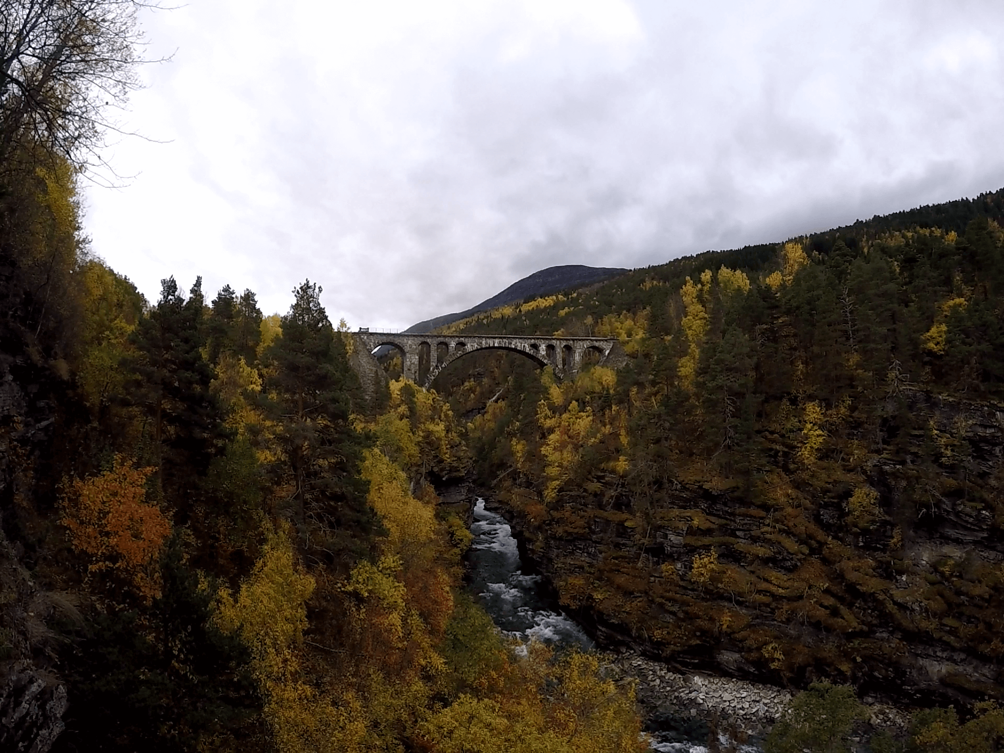 Kyllingbrua: Un Puente de Piedra Impresionante - Noruega