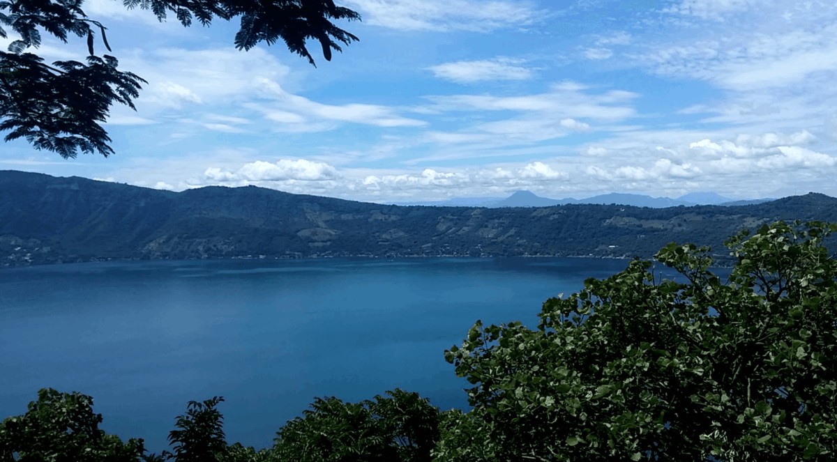 Lago Coatepeque: Lago de Origen Volcánico - El Salvador
