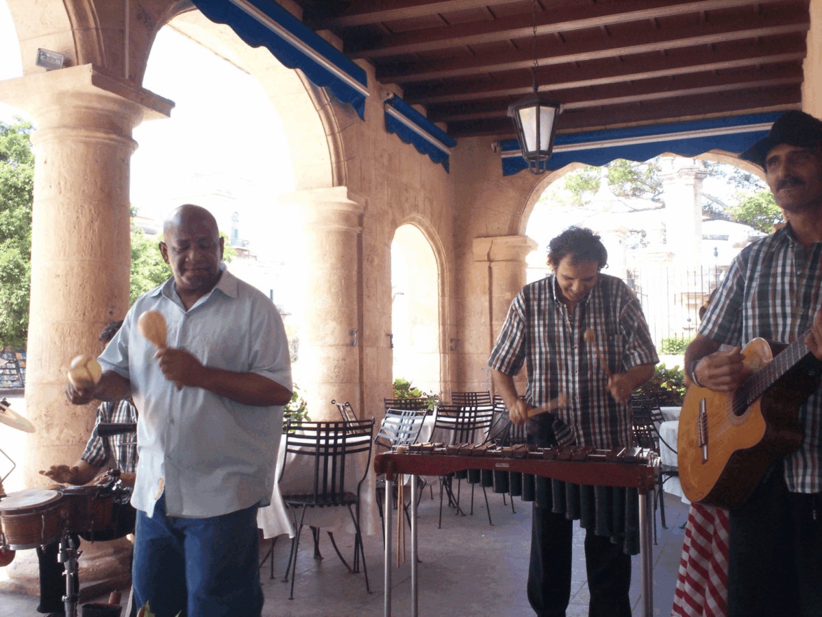 Al ritmo de la música en Cuba