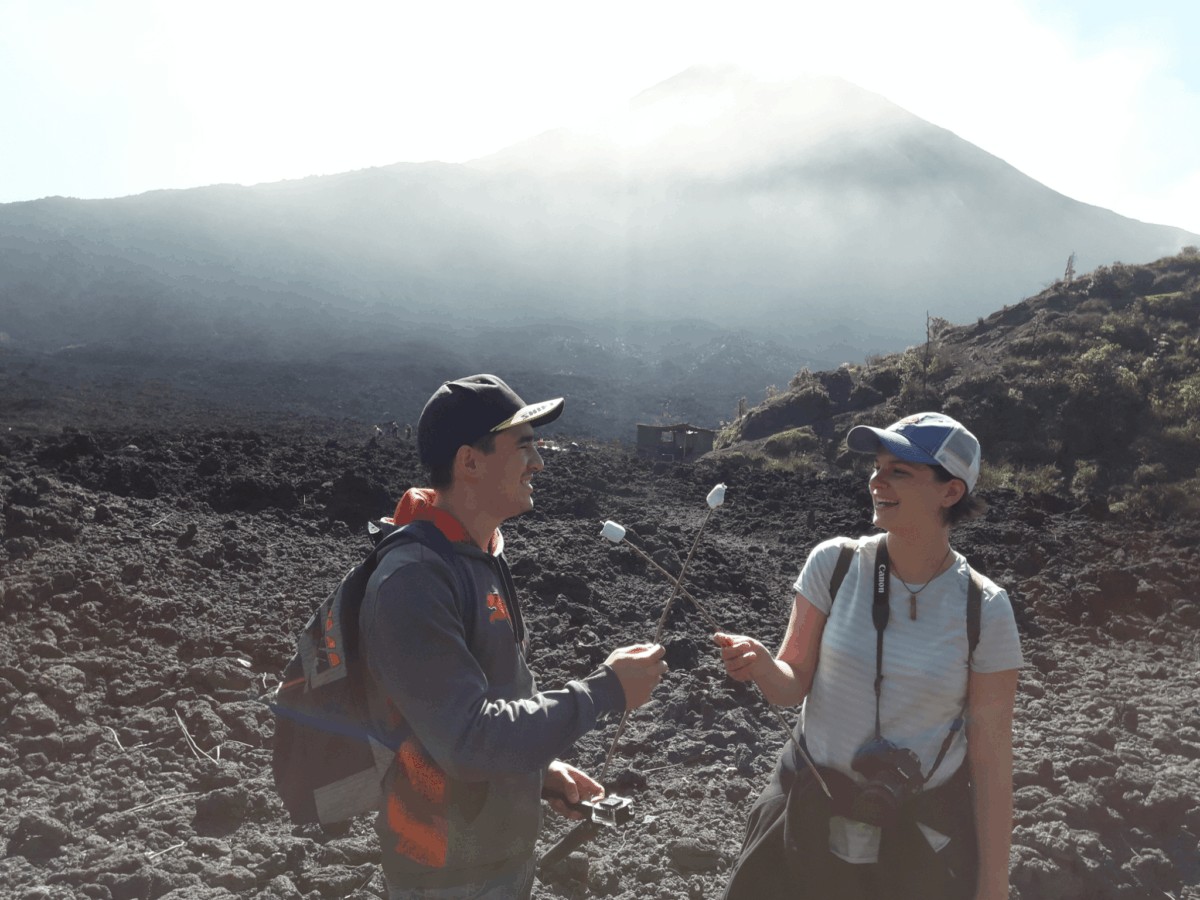 Azar Marshmallows en el Volcán de Pacaya, Guatemala