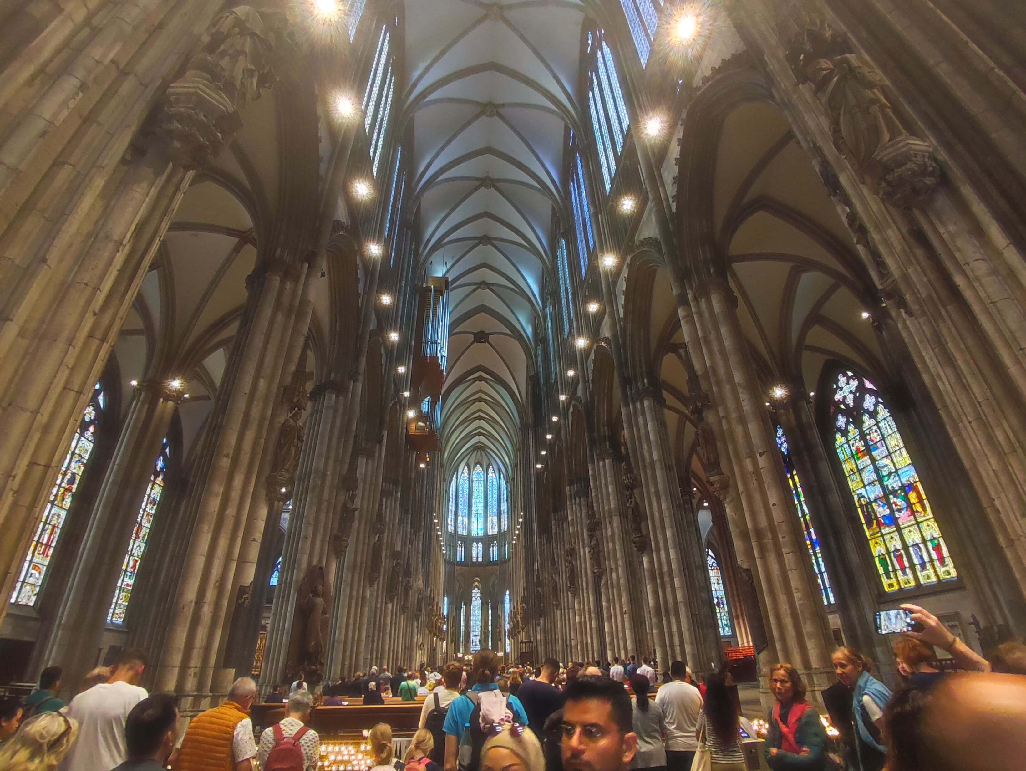 Interior de la Catedral de Colonia en Alemania
