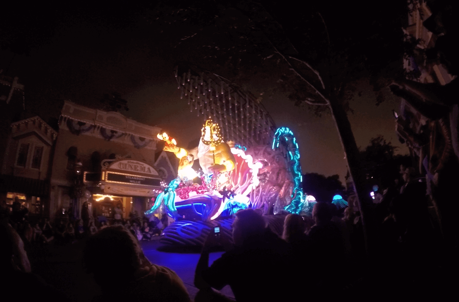 Desfile en la noche en Disneyland Los Ángeles California