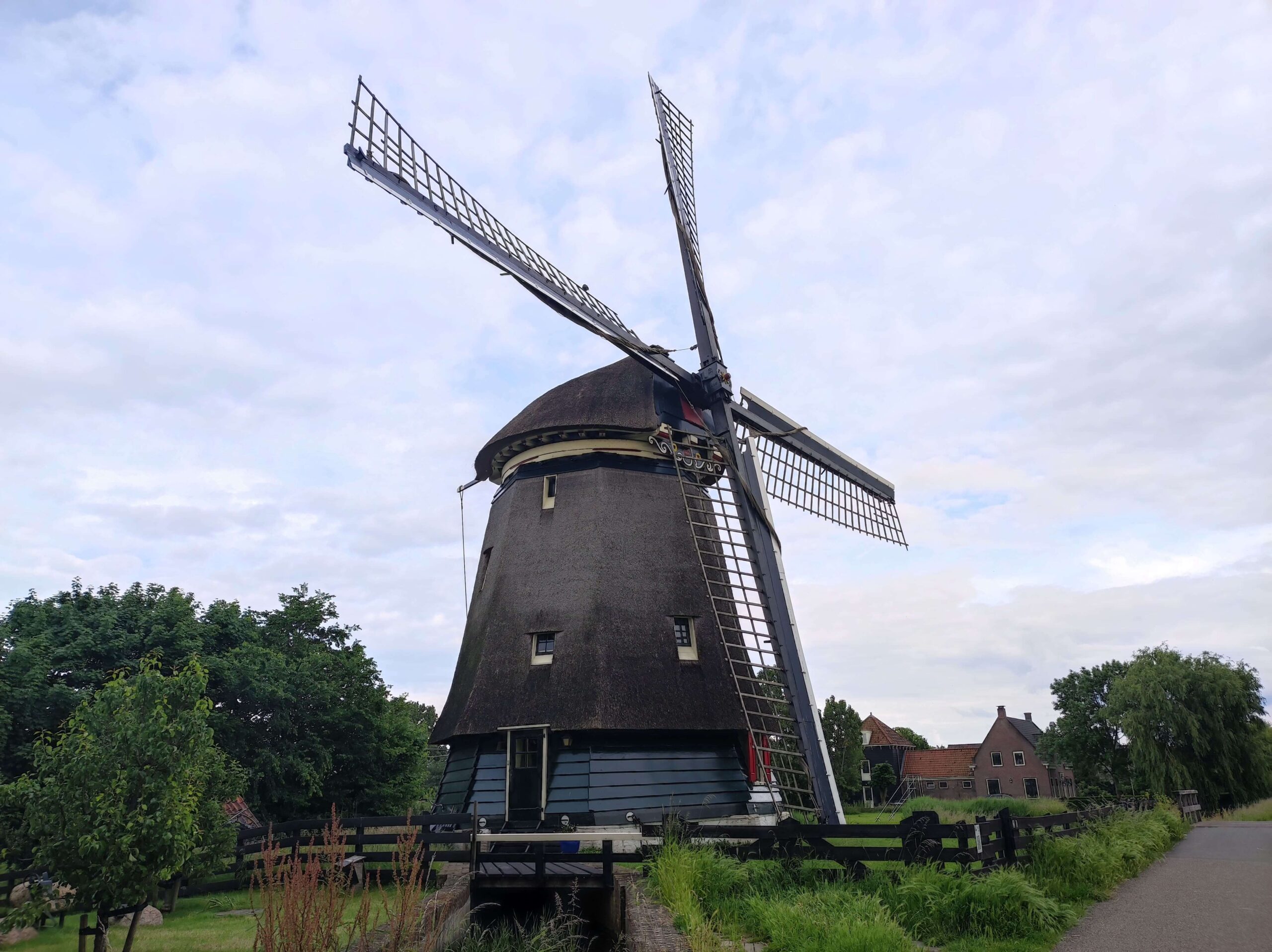 Molino de viento entre Edam y Volendam en Holanda