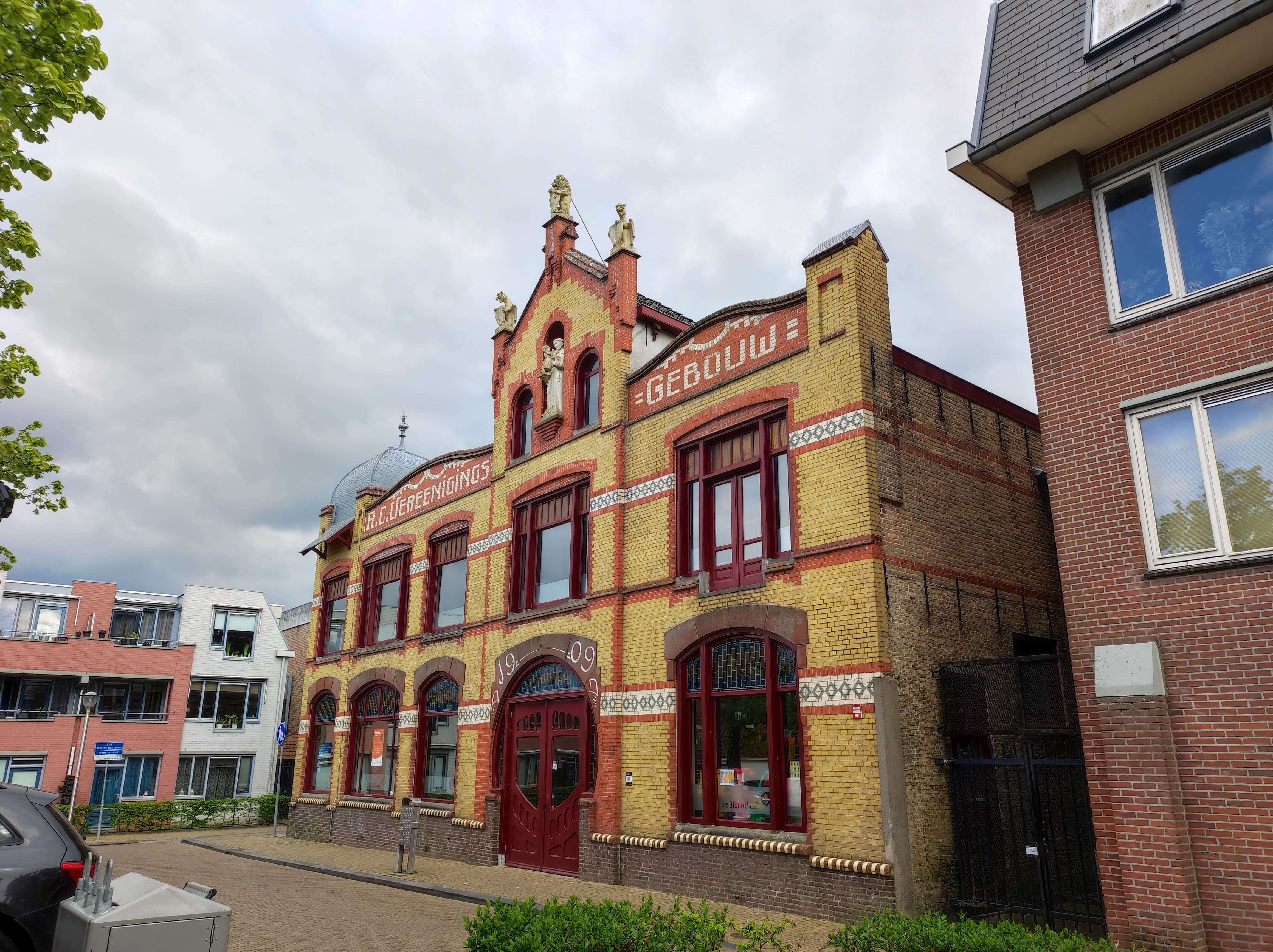 Pasear por el centro de la ciudad de Franeker, Holanda