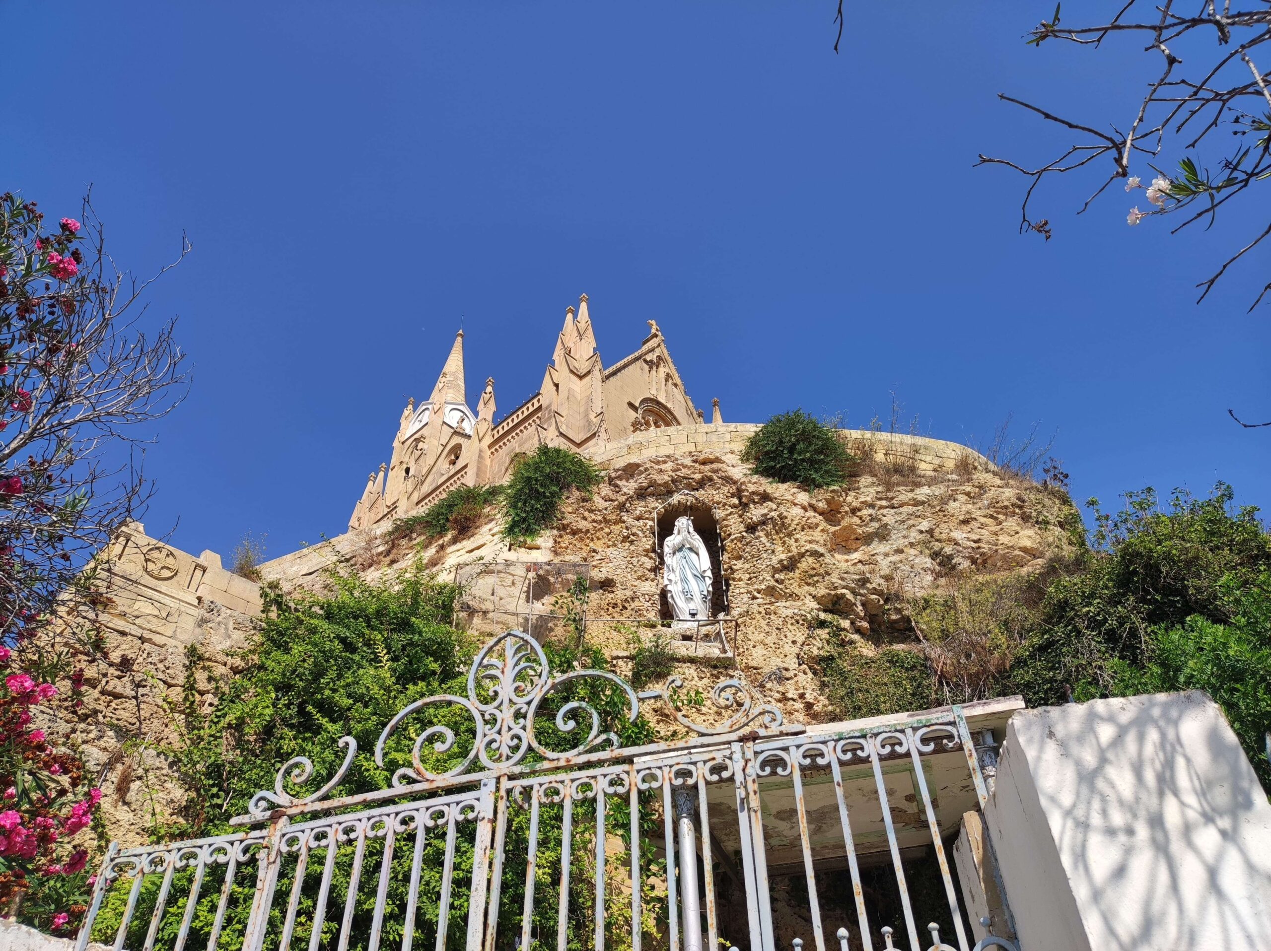 Nicho de Nuestra señora de Lourdes en Gozo Malta
