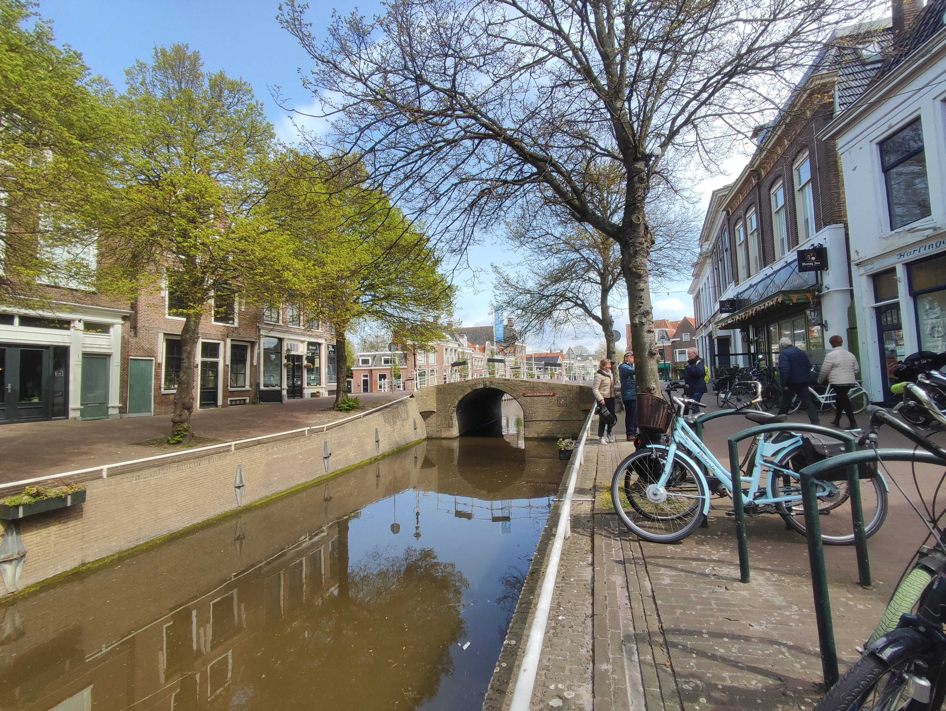 Andar por los canales de esta ciudad de Holanda, Frisia
