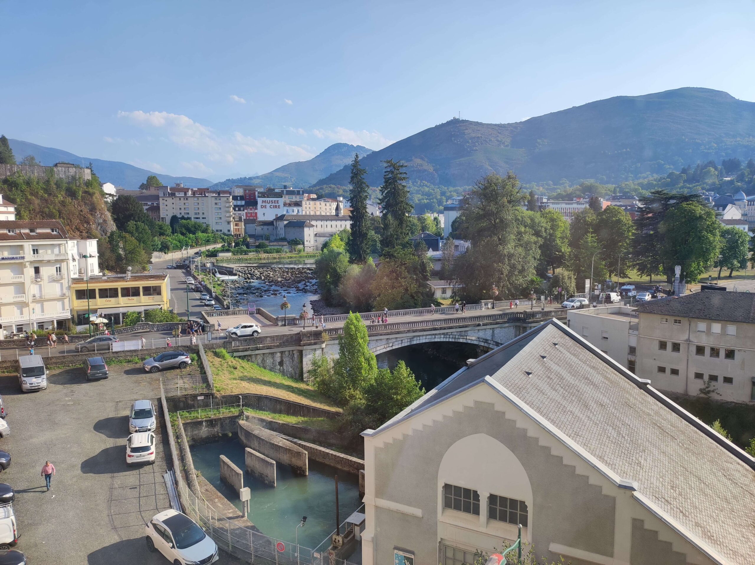 Pasear por las Calles de Lourdes en Francia