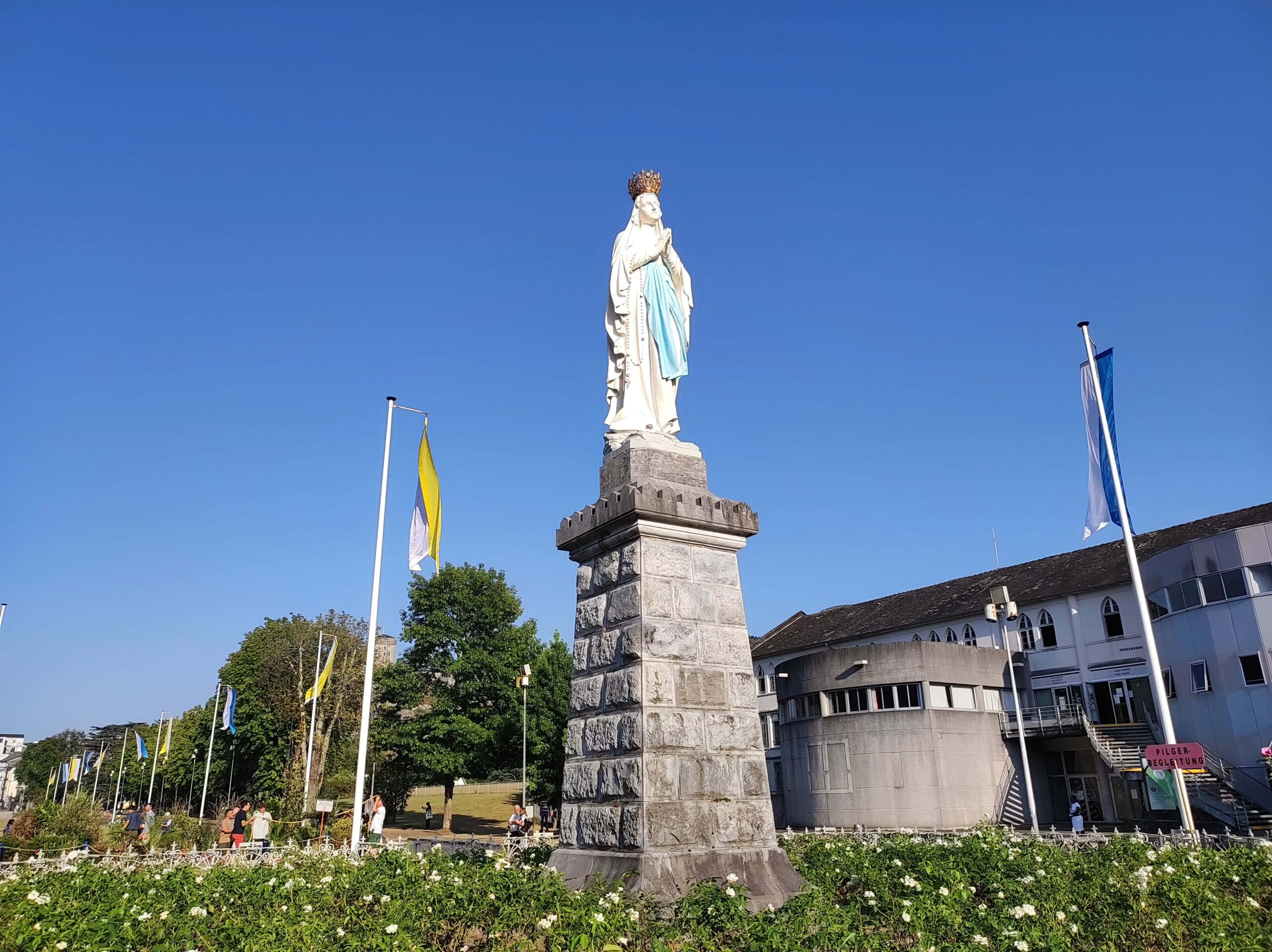 Estatua de la Virgen Coronada de Lourdes