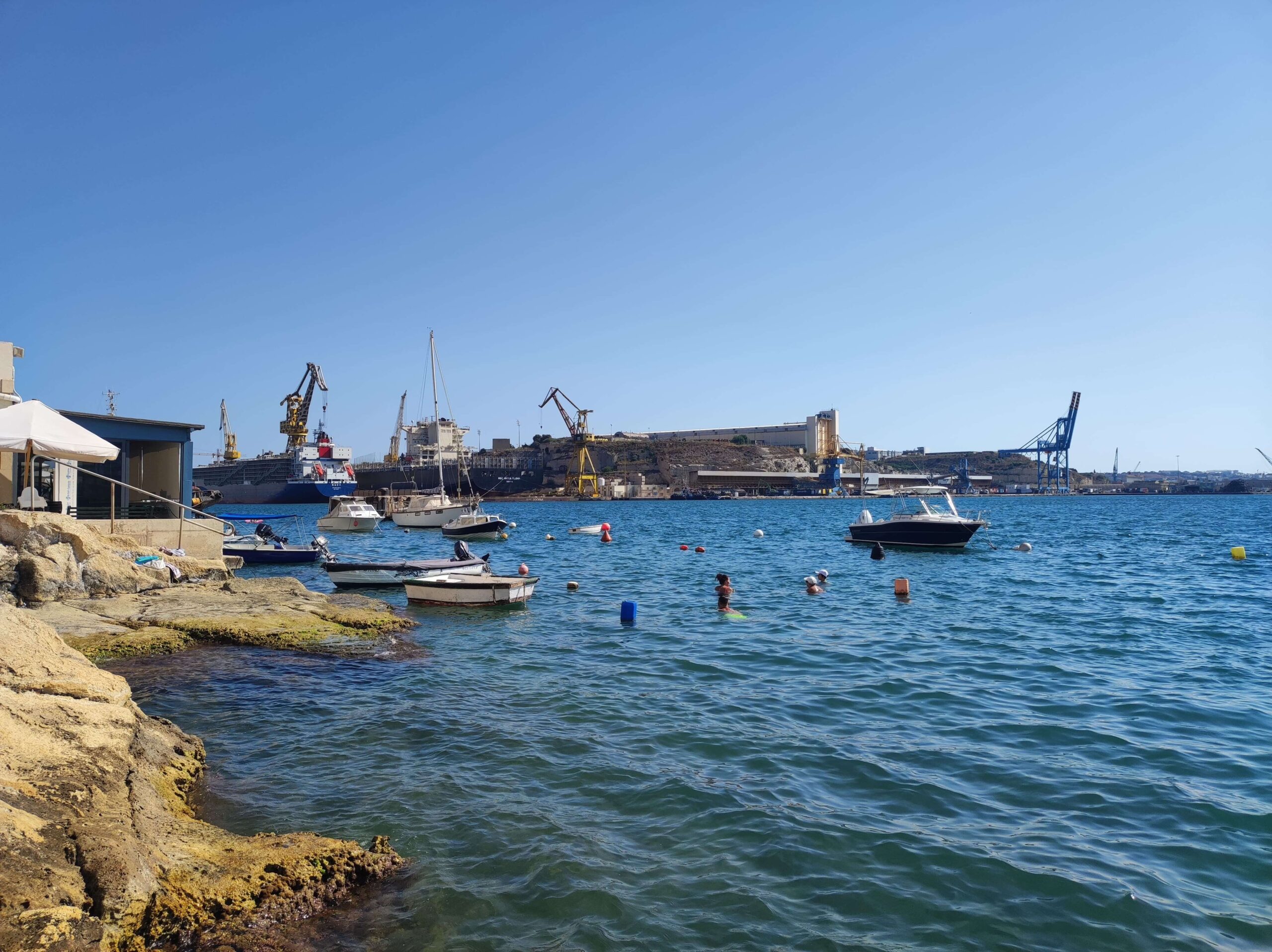Nadar en Senglea frente al Fuerte Saint Michael