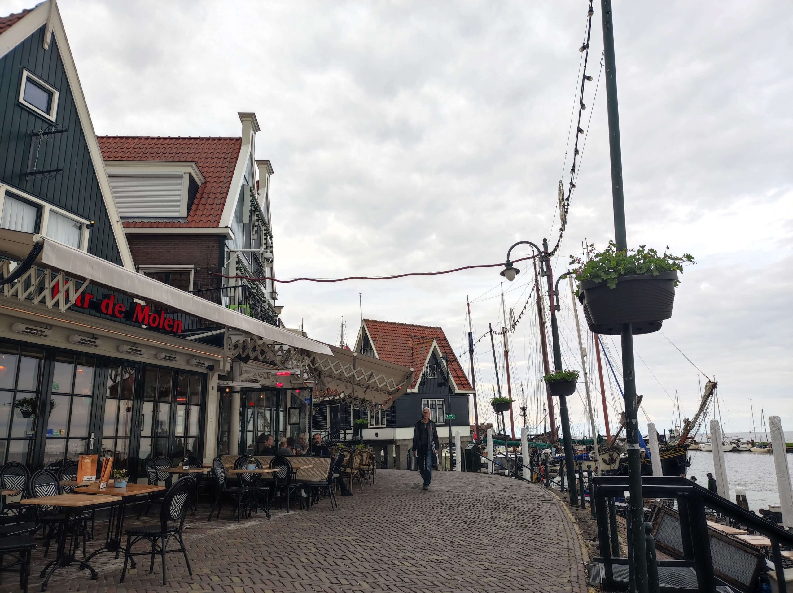 Recorrer el paseo Marítimo en Volendam Holanda