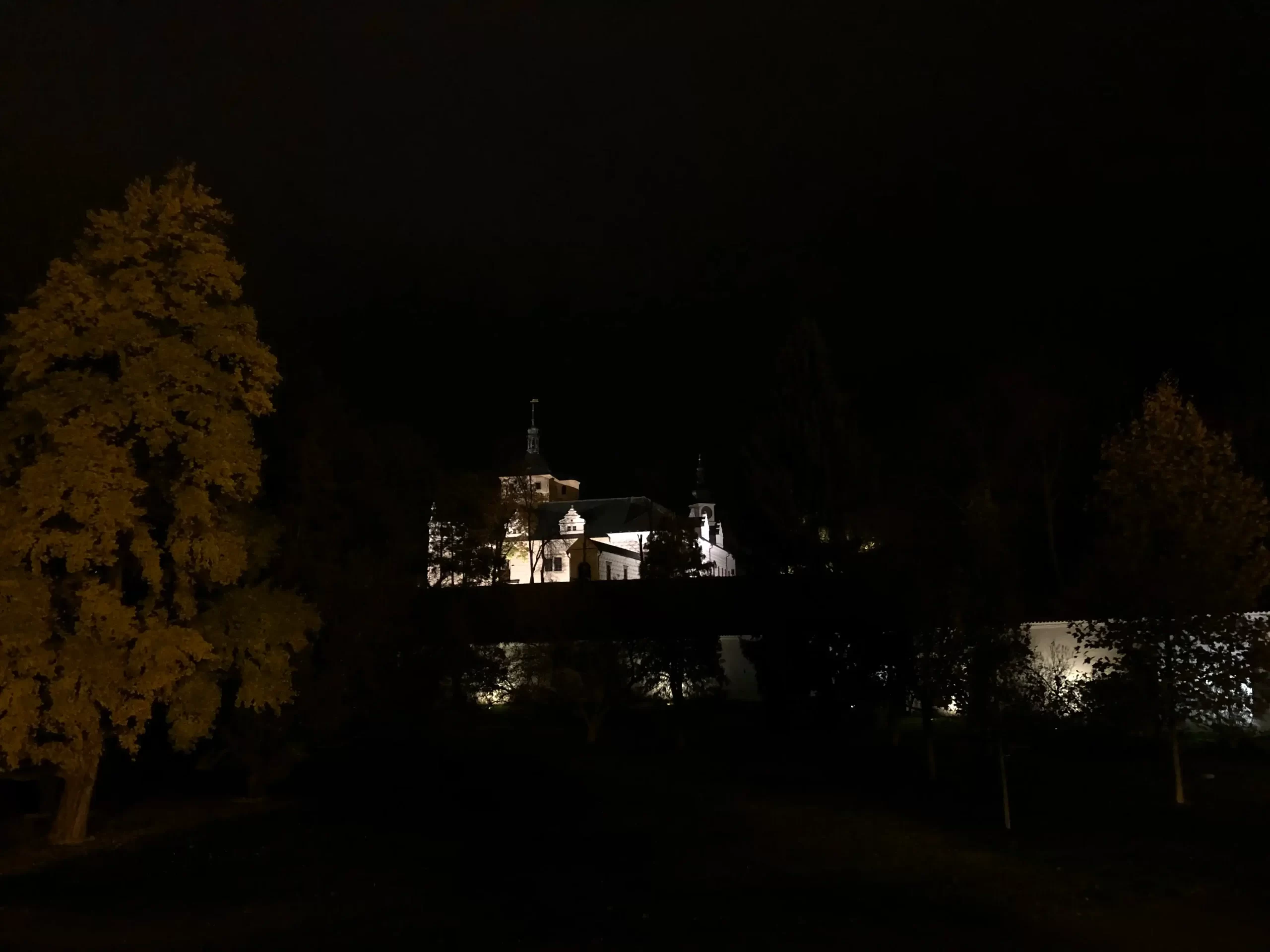 Palacio de Pardubice por la noche