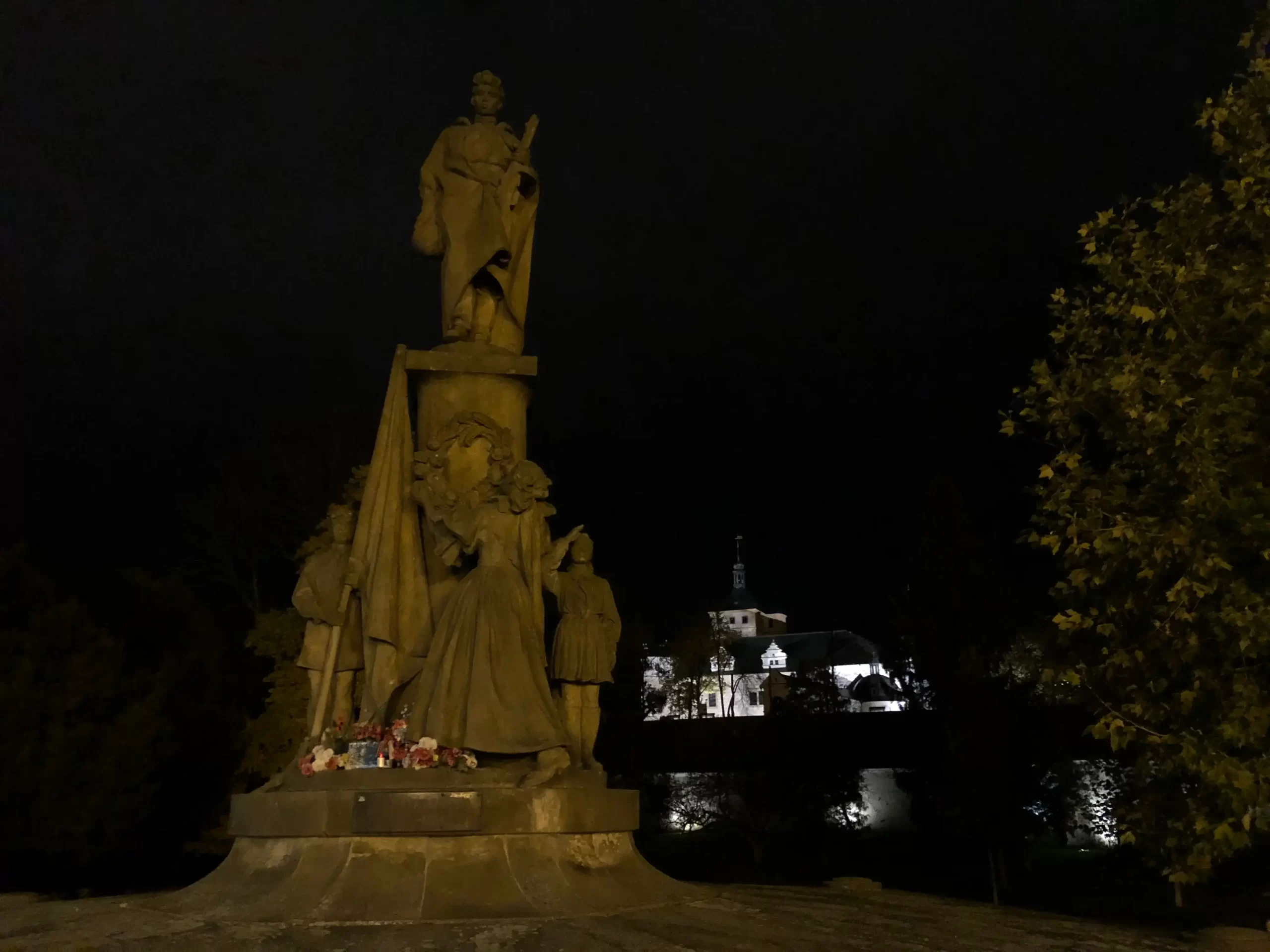 Palacio de Pardubice por la noche