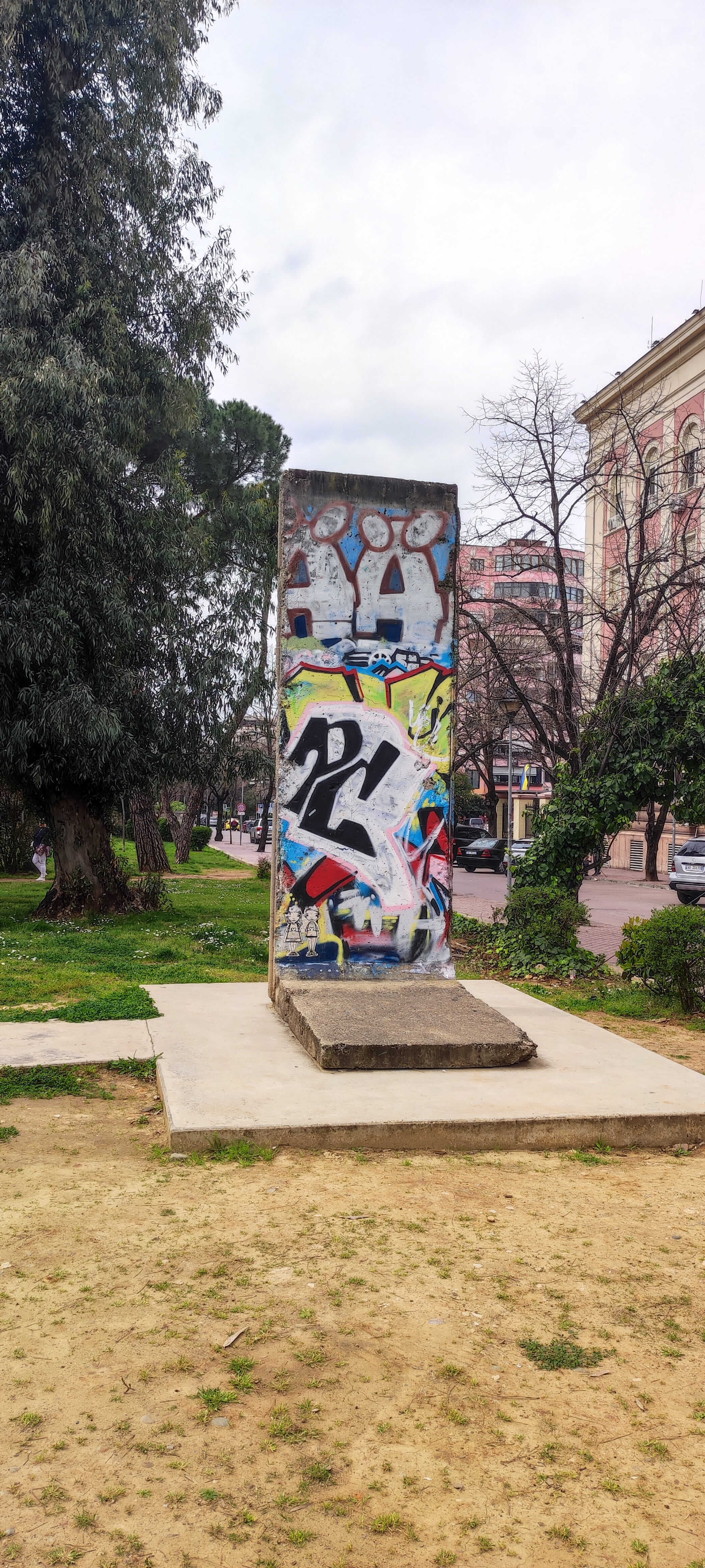 Parte del Muro de Berlín - 15 Lugares que ver en Tirana