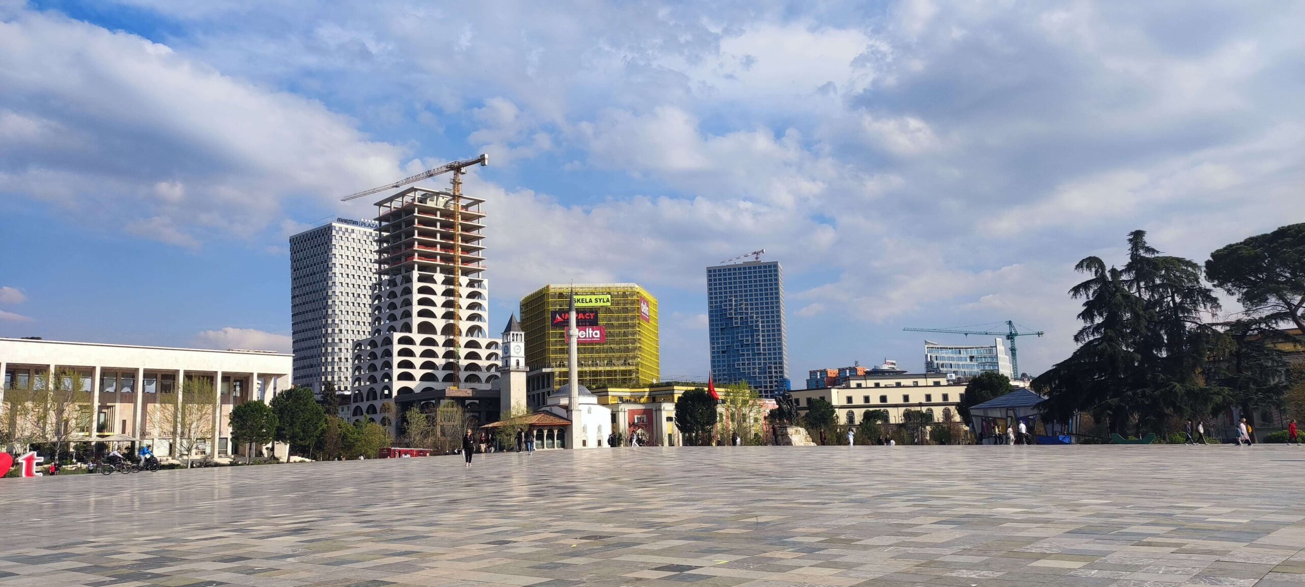 Sumérgete en la historia en Skanderbeg Square