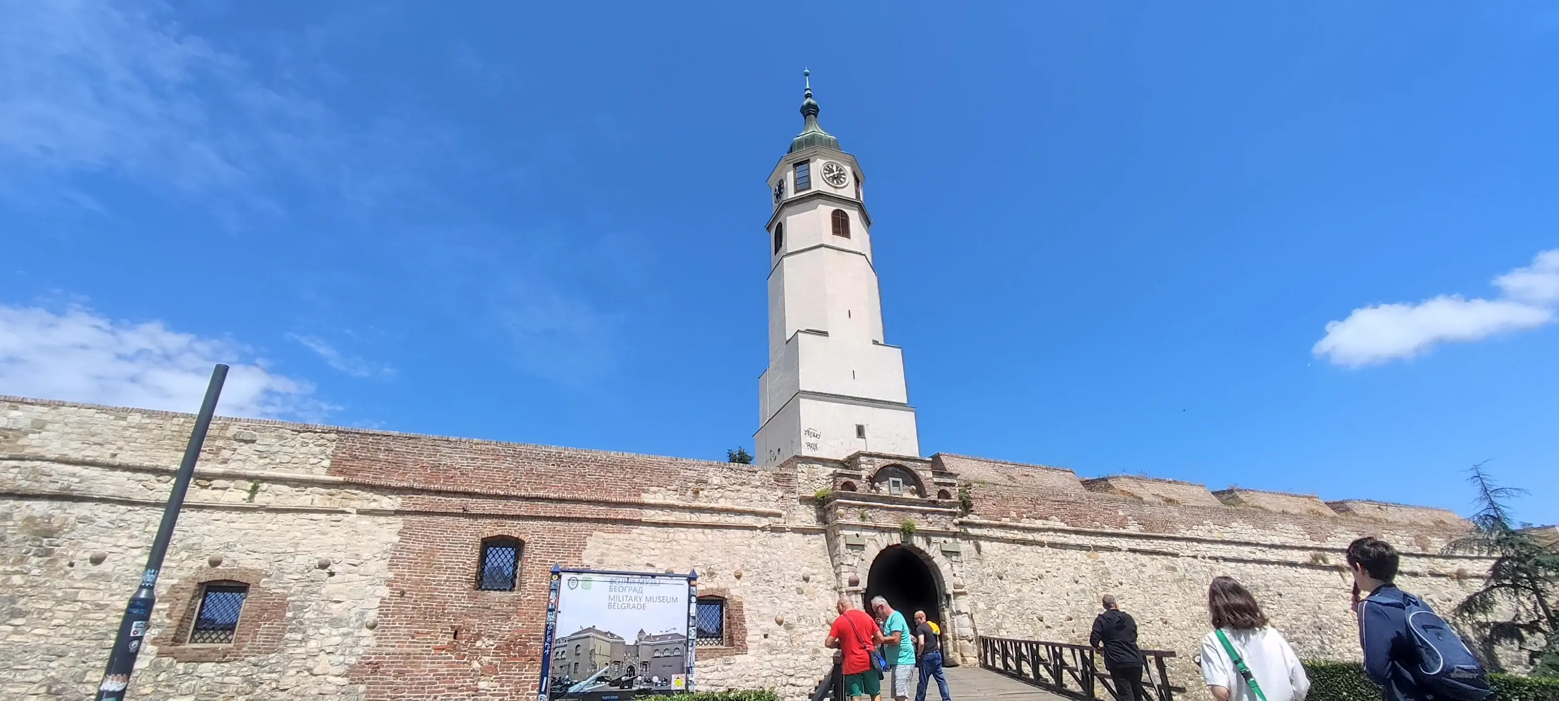 Entrada a la fortaleza en la capital de Serbia