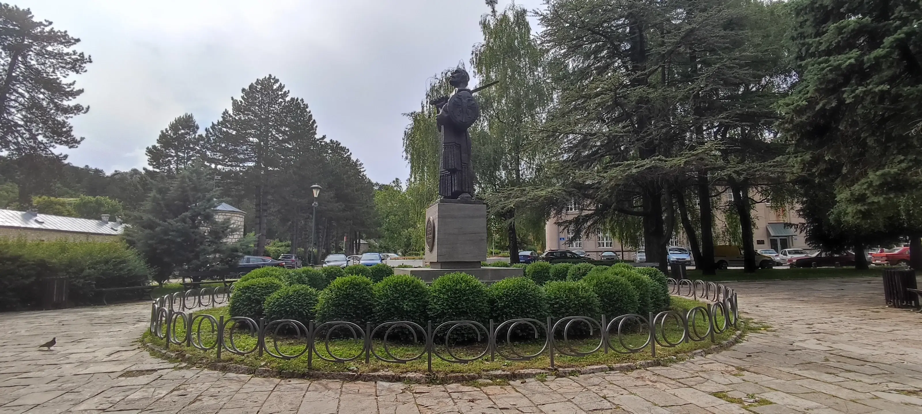 Estatua en el centro de Cetiña - Qué ver en Cetiña