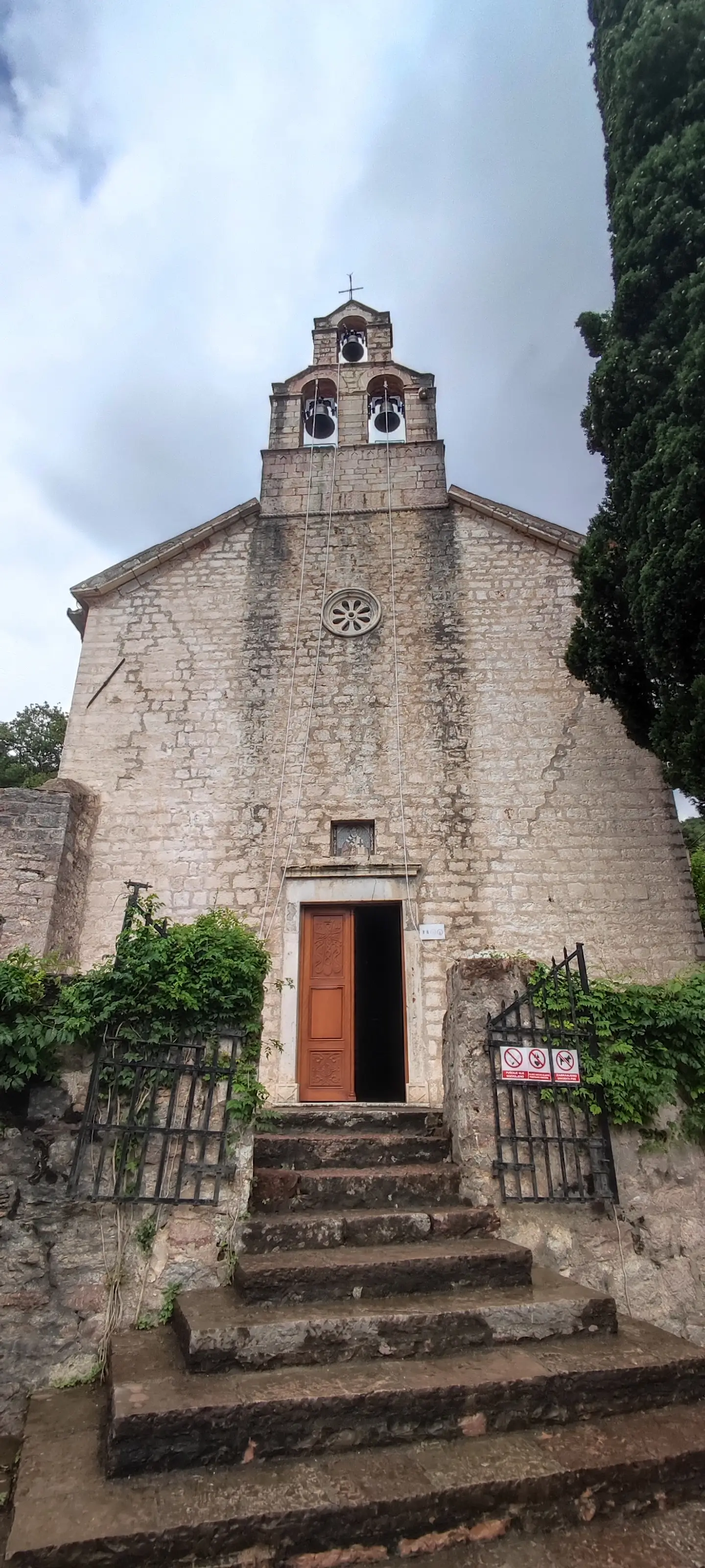 Fachada del recinto religioso