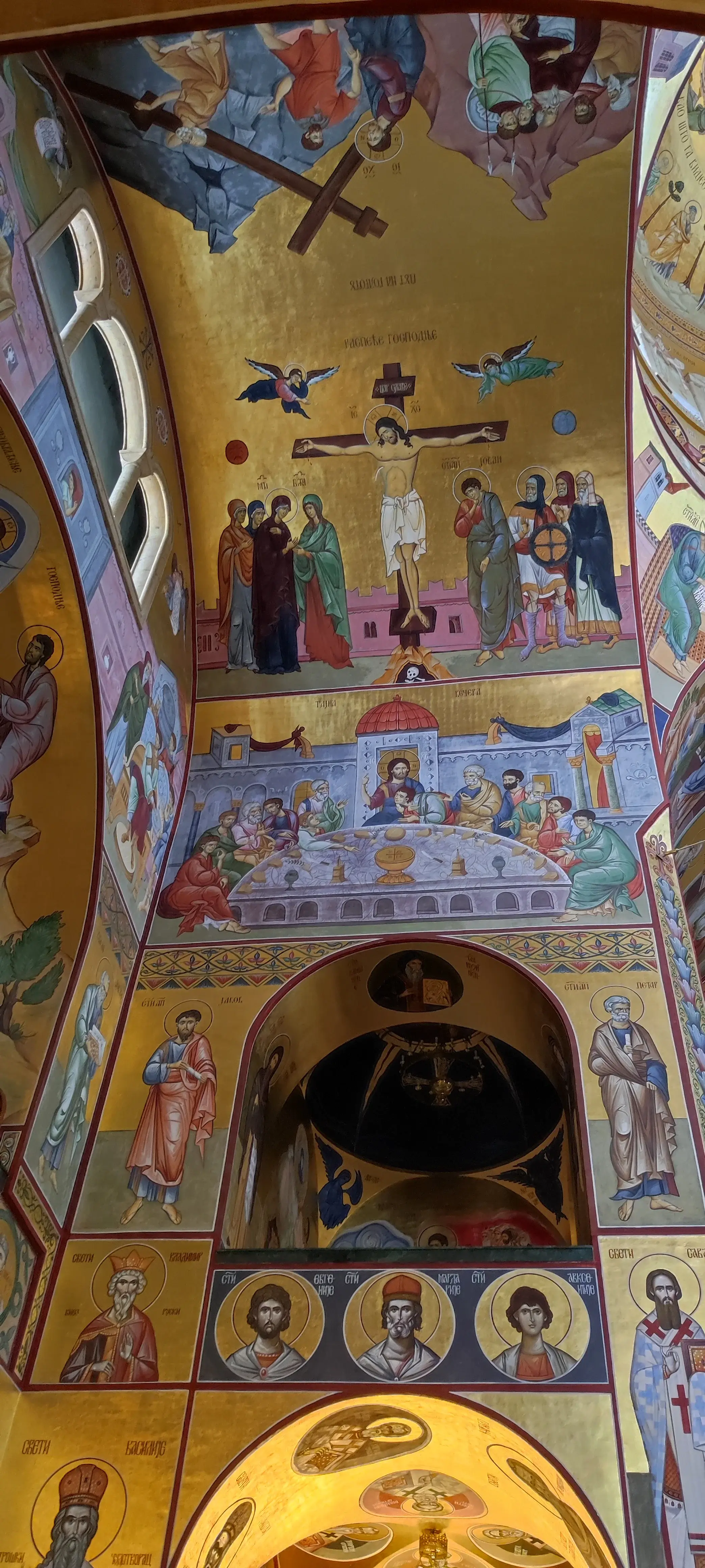 Interior de la Catedral en la capital de Montenegro