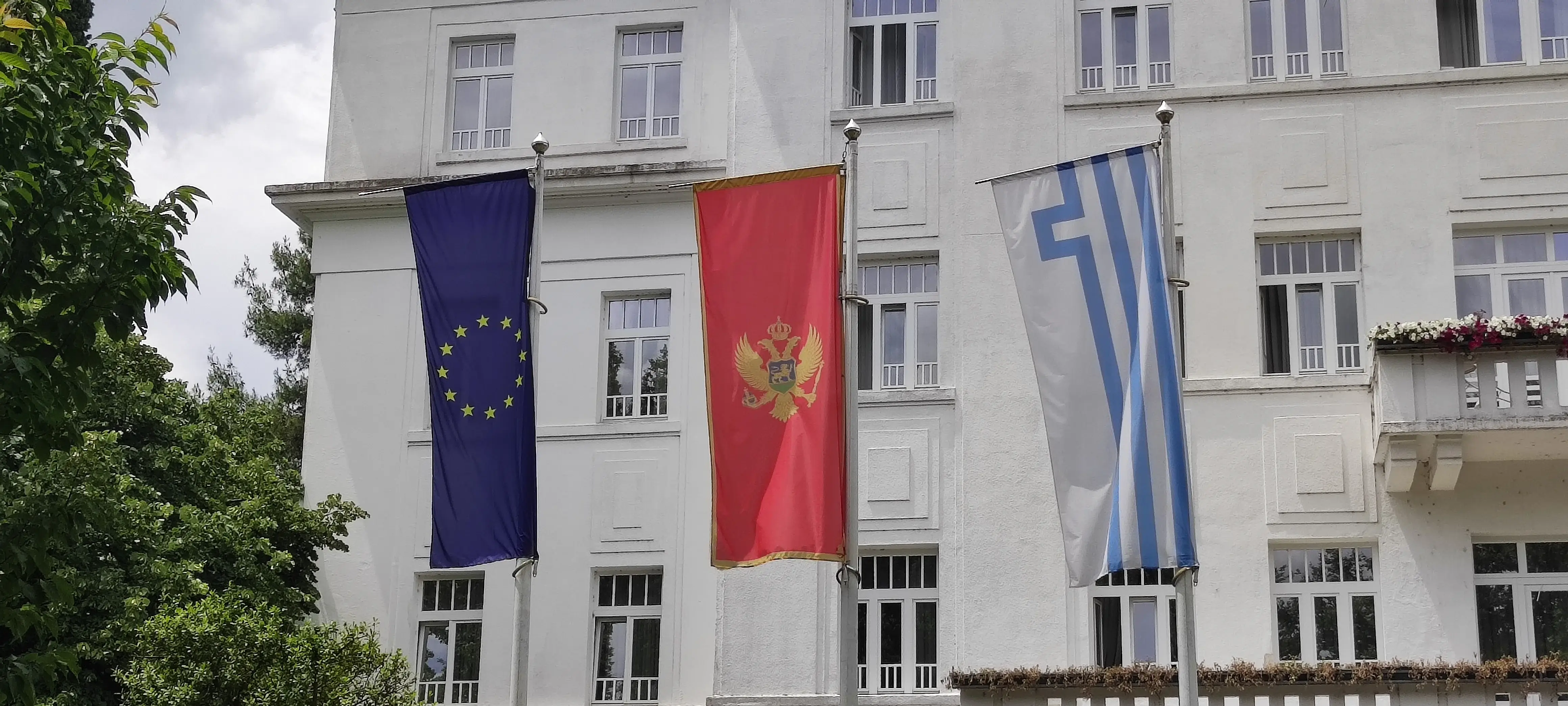 Banderas de la Unión Europea, Montenegro y de la ciudad