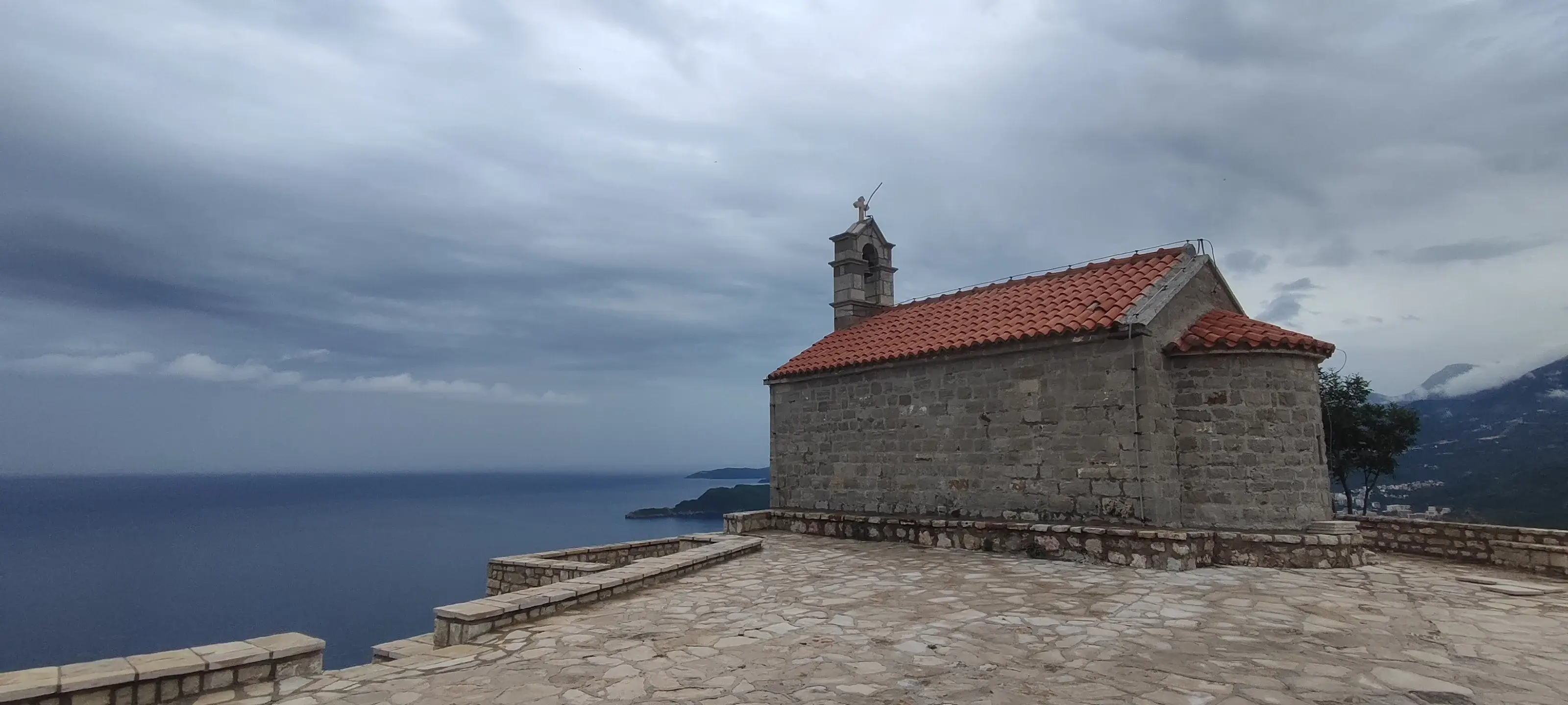 Iglesia de San Sava en la costa de Montenegro