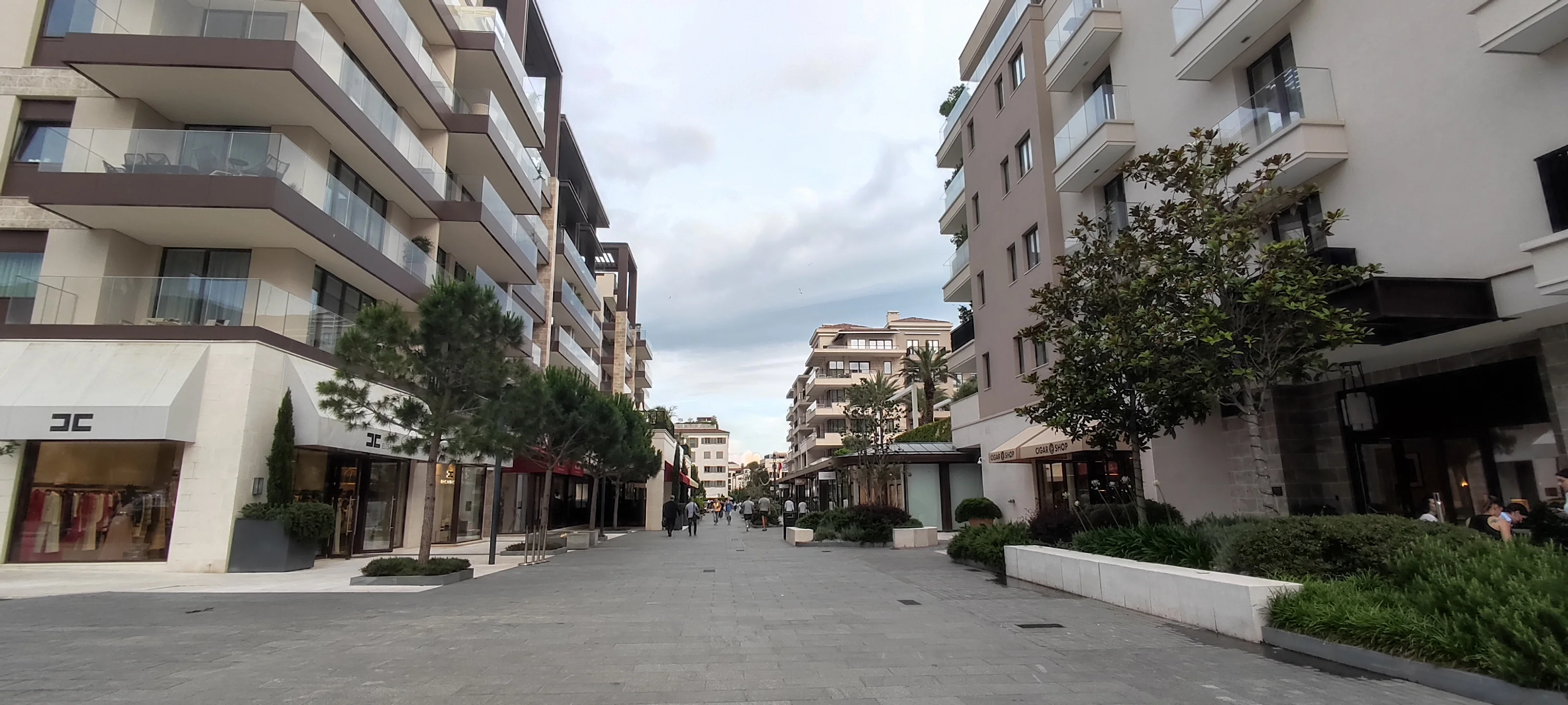Edificios modernos en Tivat